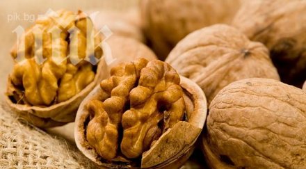 крадци задигнаха един тон орехи