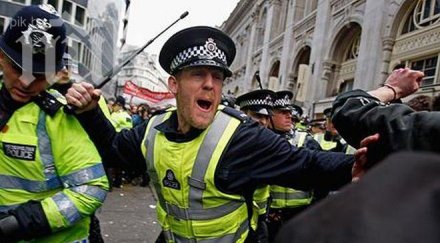 британската полиция арестува четирима тероризъм