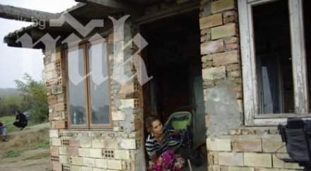 разрушават незаконните ромски постройки варна снимки