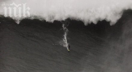 бразилски сърфист яхна огромна вълна време мощна буря снимки