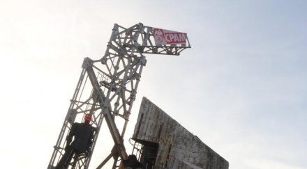 паметникът ндк украсен лика орешарски надпис срам снимка