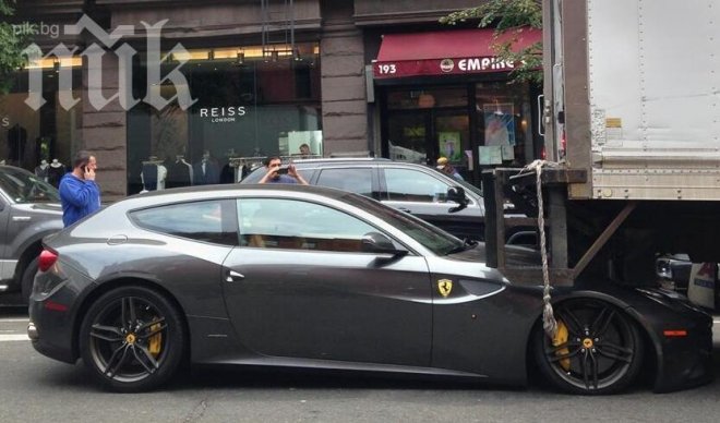 Камион даде на заден ход и смаза уникално Ферари за 300 000 долара