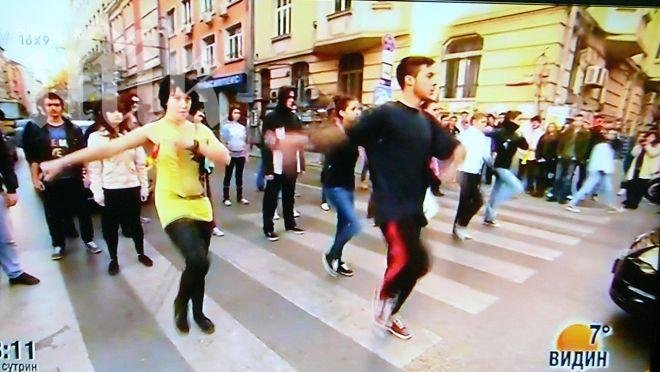 Студенти блокираха за кратко движението пред Ректората