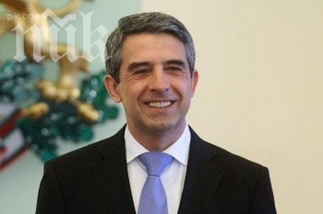 Президентът пристигна в Хо Ши Мин, ще се среща с местни граждани, учили у нас