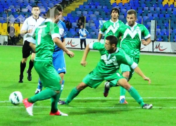 Фенове на Нефтохимик налитали да бият италиански олигарх