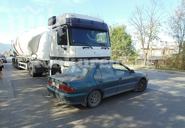 Камион смаза кола във Враца (снимки)