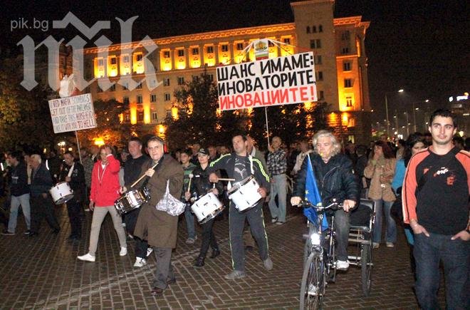 Протестиращи и студенти - с обърнат гръб и запушени уши пред парламента