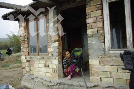 Разрушават незаконните ромски постройки във Варна (снимки)