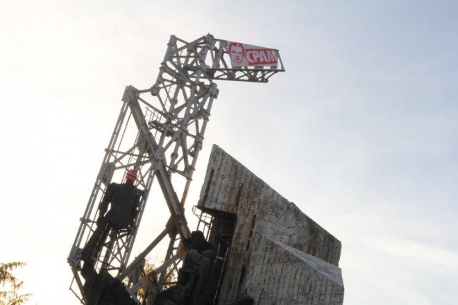 Паметникът пред НДК украсен с лика на Орешарски и надпис СРАМ (снимка)