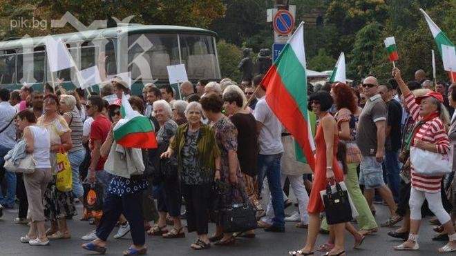 50 контри свиркат в подкрепа на Орешарски зад парламента