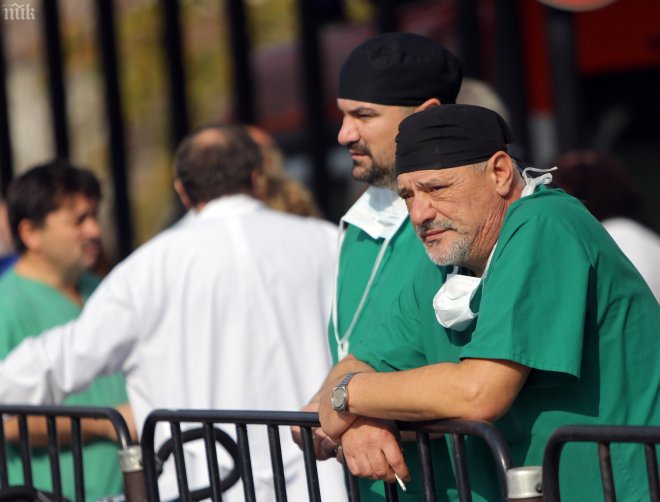 Варненските лекари също излязоха на протест