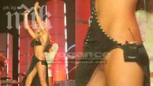 Емилия показа интимния си орган на сцената (снимка +18)