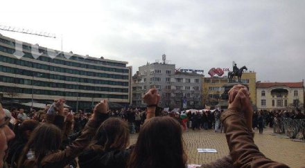 жива верига около народното събрание снимки