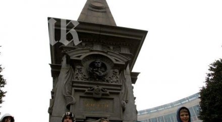 караули пазят паметника левски грабители