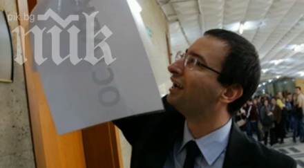 братът финансовия министър къса протестните плакати студентите унсс снимка