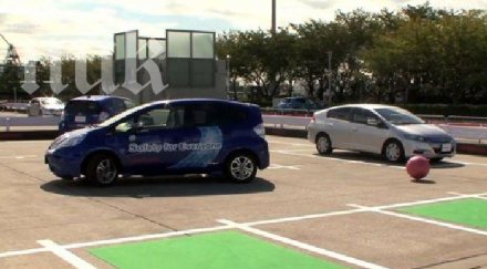 колите honda паркират сами мола