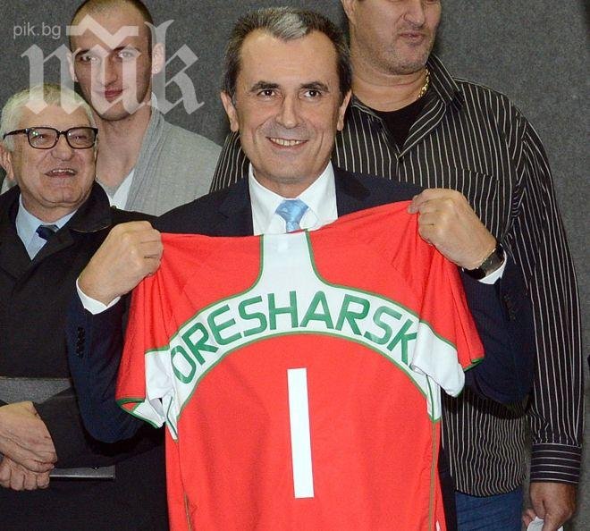 Доц. Орешарски финтира студентите, окупирали зала в УНСС