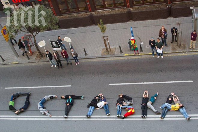 Студенти в Благоевград с подписка в подкрепа на окупиралите СУ

