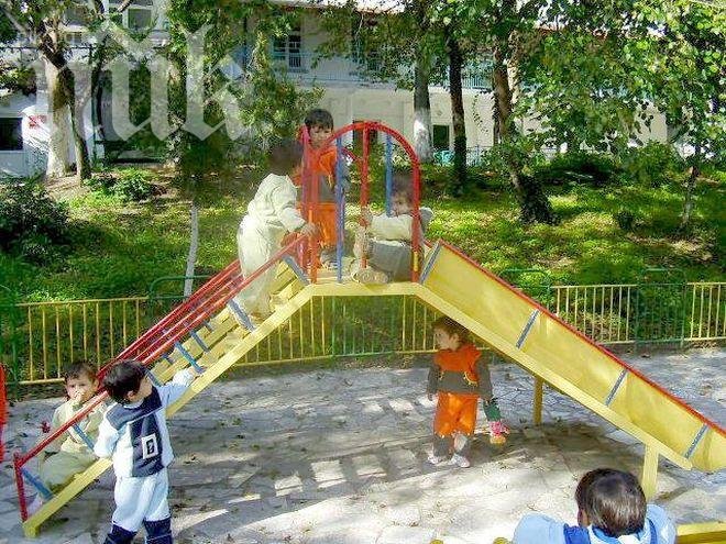 Мизерия! Майка заряза бебето си в студа