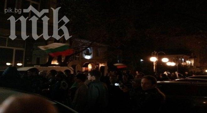 Протестиращи обсаждат БНТ заради министър Стойнев, има сблъсъци с полицията 