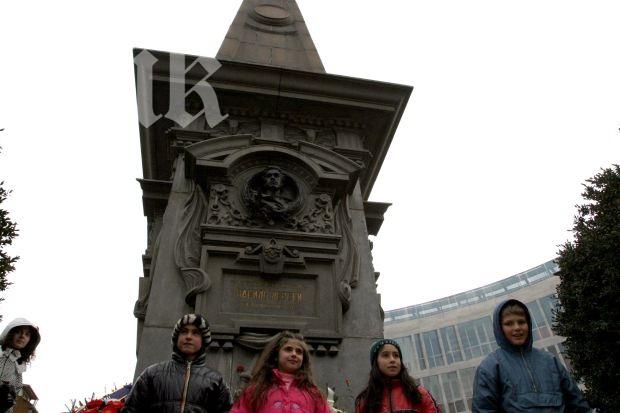 Караули пазят паметника Левски от грабители