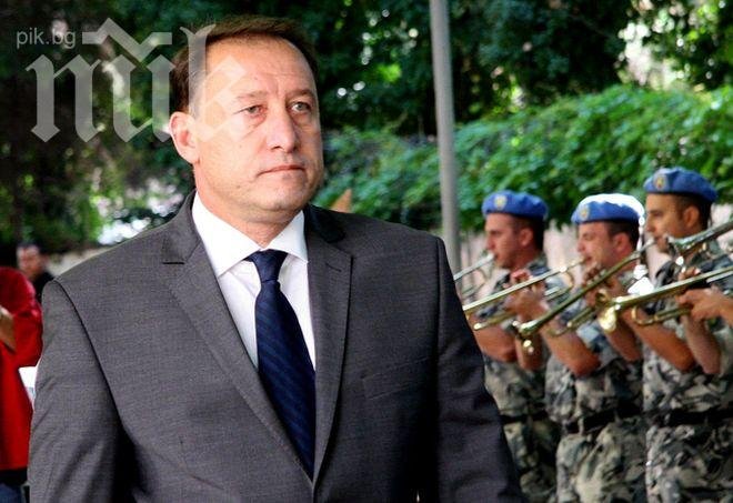 Скандал! Военният министър раздаде 13,6 млн. лв. бонуси за високи успехи!