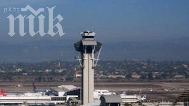 Целият Лос Анджелис е под тревога, раниха стрелеца от летището