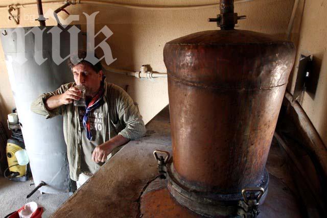 Ракия менте залива страната и води до смърт! Алкохолът от казаните взима жертва след жертва