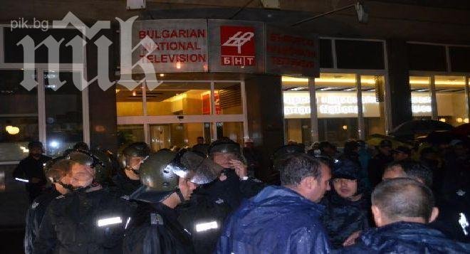 Стойнев се измъкна от протестиращи пред БНТ