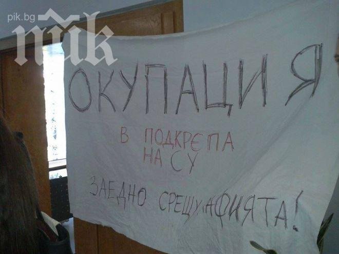 Пенсионерът, дарил 500 лв. на студентите: Ще се разболеете на тия стълби дето спите