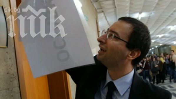 Братът на финансовия министър къса протестните плакати на студентите в УНСС (снимка)