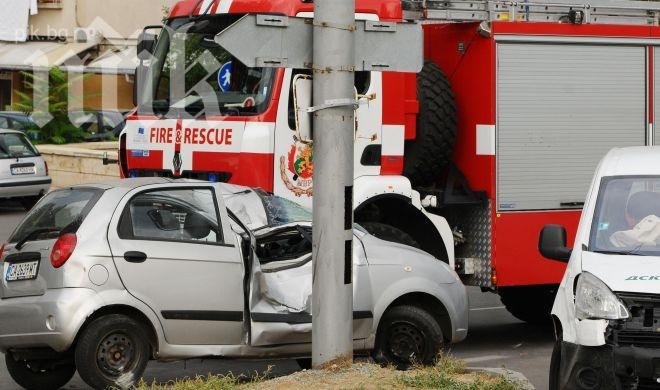 Тежка катастрофа спря тока на квартал в Казанлък