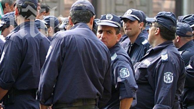 Полицията изтласка блокиралите бул. Дондуков