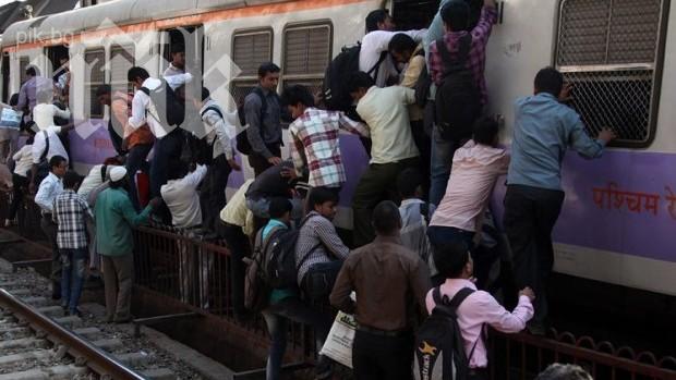 Влак прегази осем души в Индия