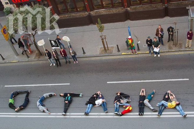 Студентите отново блокираха за кратко Раковски (видео)