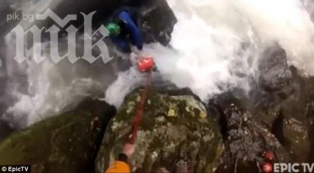 вижте видеото минути разтърси света приятели спасяват давещ приклещен две скали уникално видео