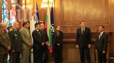 министърът отбраната награди американци