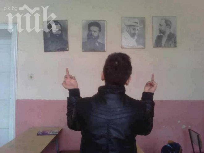 Дрогиран хлапак показва среден пръст на Ботев, Каравелов, Славейков и Алеко (снимка)