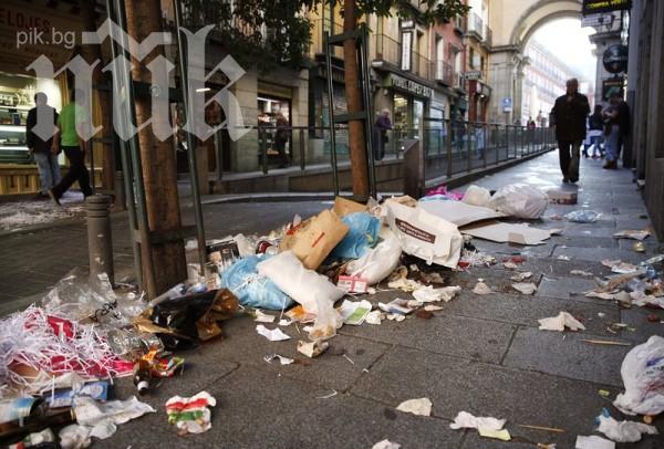 Улиците на Мадрид заприличаха на сметищe