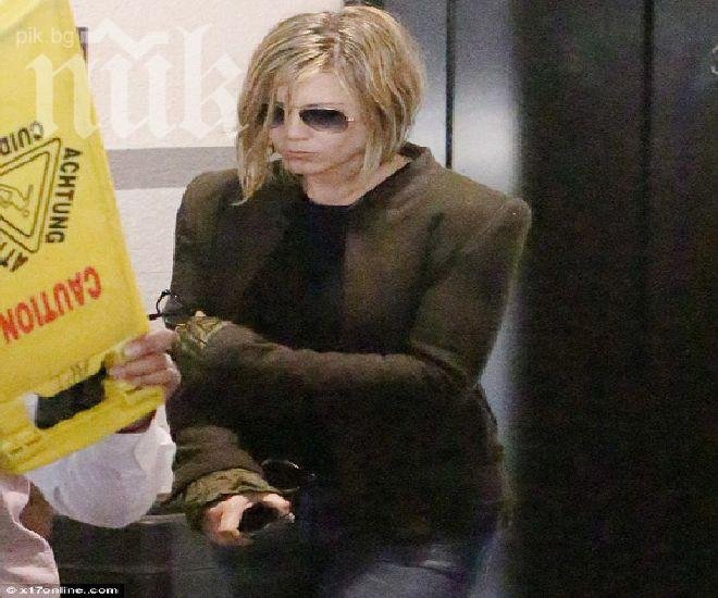 Дженифър Анистън развя мазна коса