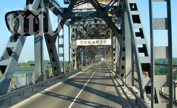 Работник, боядисвал Дунав мост, изчезна във водите на реката