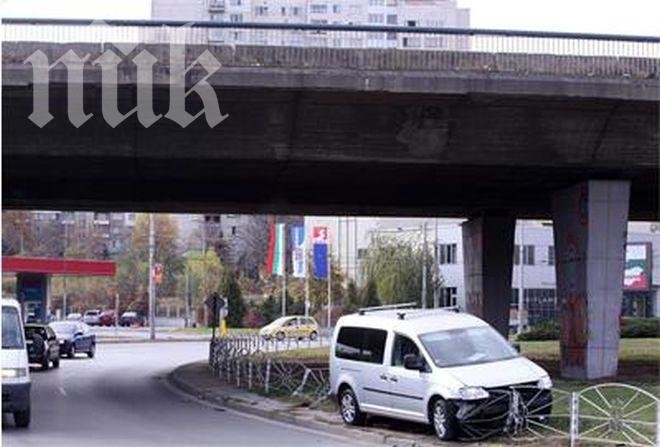 Шок! Мостът на Цариградско шосе се разпада