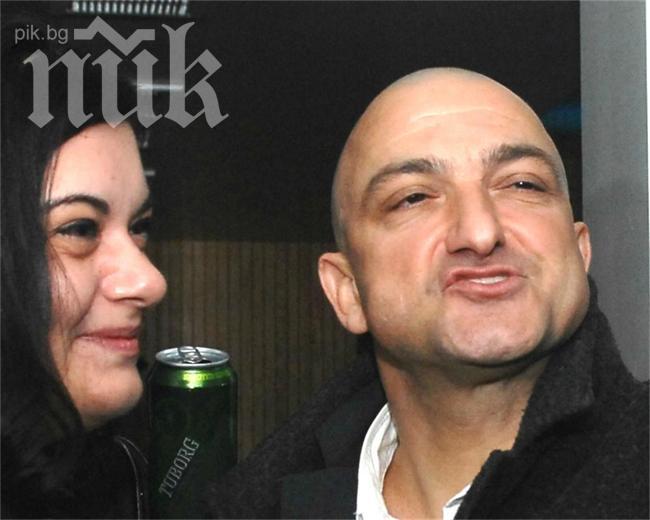 Зуека подари джип на новата си жена