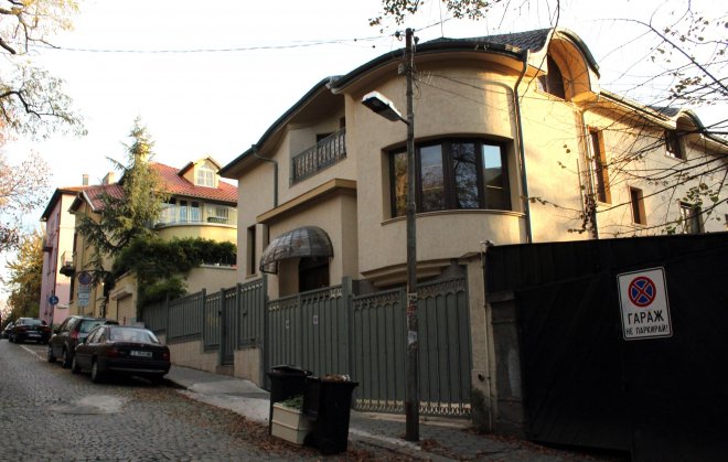 Бисеров гълта пари и от наеми от два палата на пъпа на София