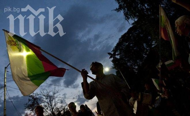 Протестиращи и студенти се събраха пред парламента, скандирайки Оставка