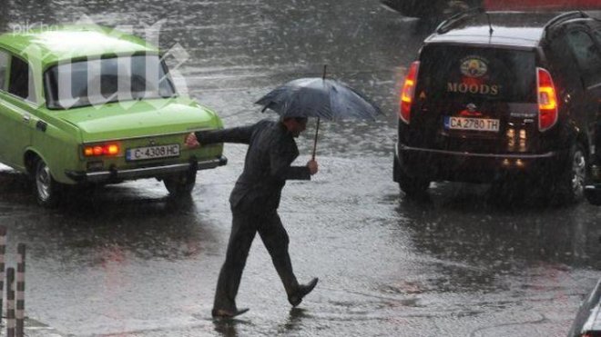 Дъждът задръсти трафика в столицата, шофьорите се изнервиха