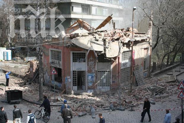 Четирима строители загинаха, 50 са тежко ранени при срутване на блок