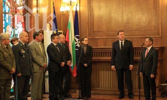 Министърът на отбраната награди американци