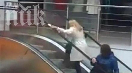 битката една блондинка ескалатора видео
