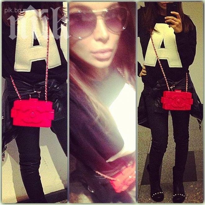 Алисия с чанта за 15 бона (снимка)